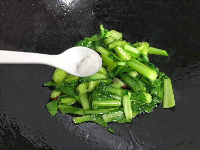 Xào rau chần qua nước sôi, bảo sao rau xào thâm đen, nhũn còn nhạt nhẽo - Ảnh 2.