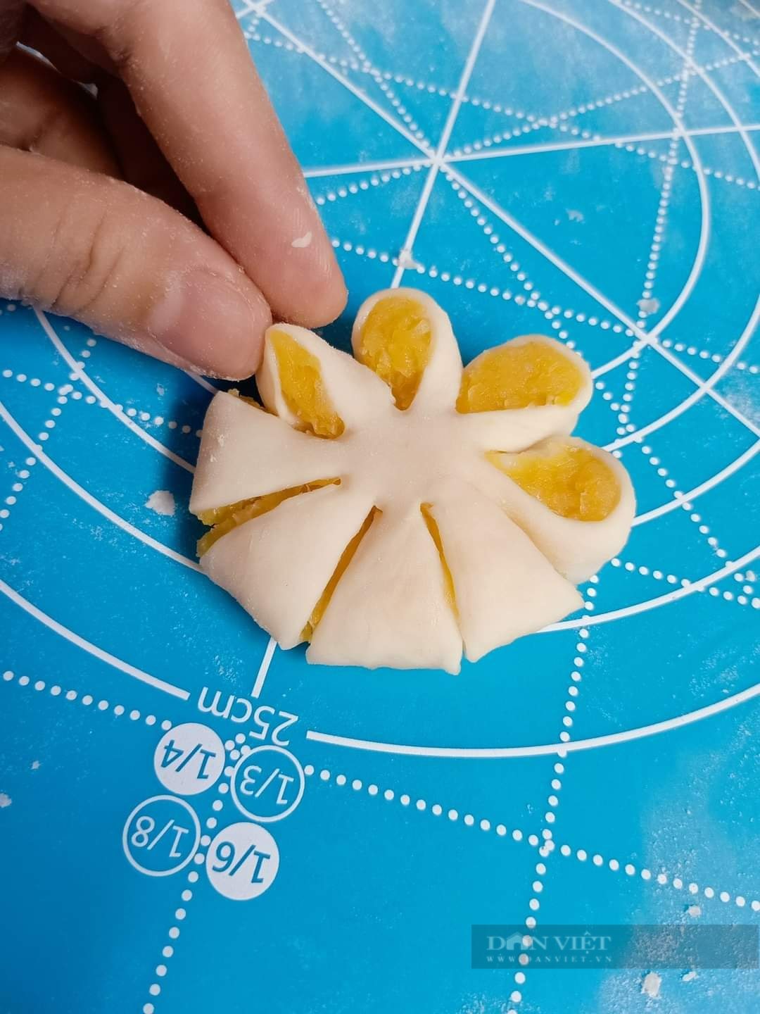 Làm bánh quy hoa mai bằng nồi chiên không dầu rực rỡ đón Tết - Ảnh 6.