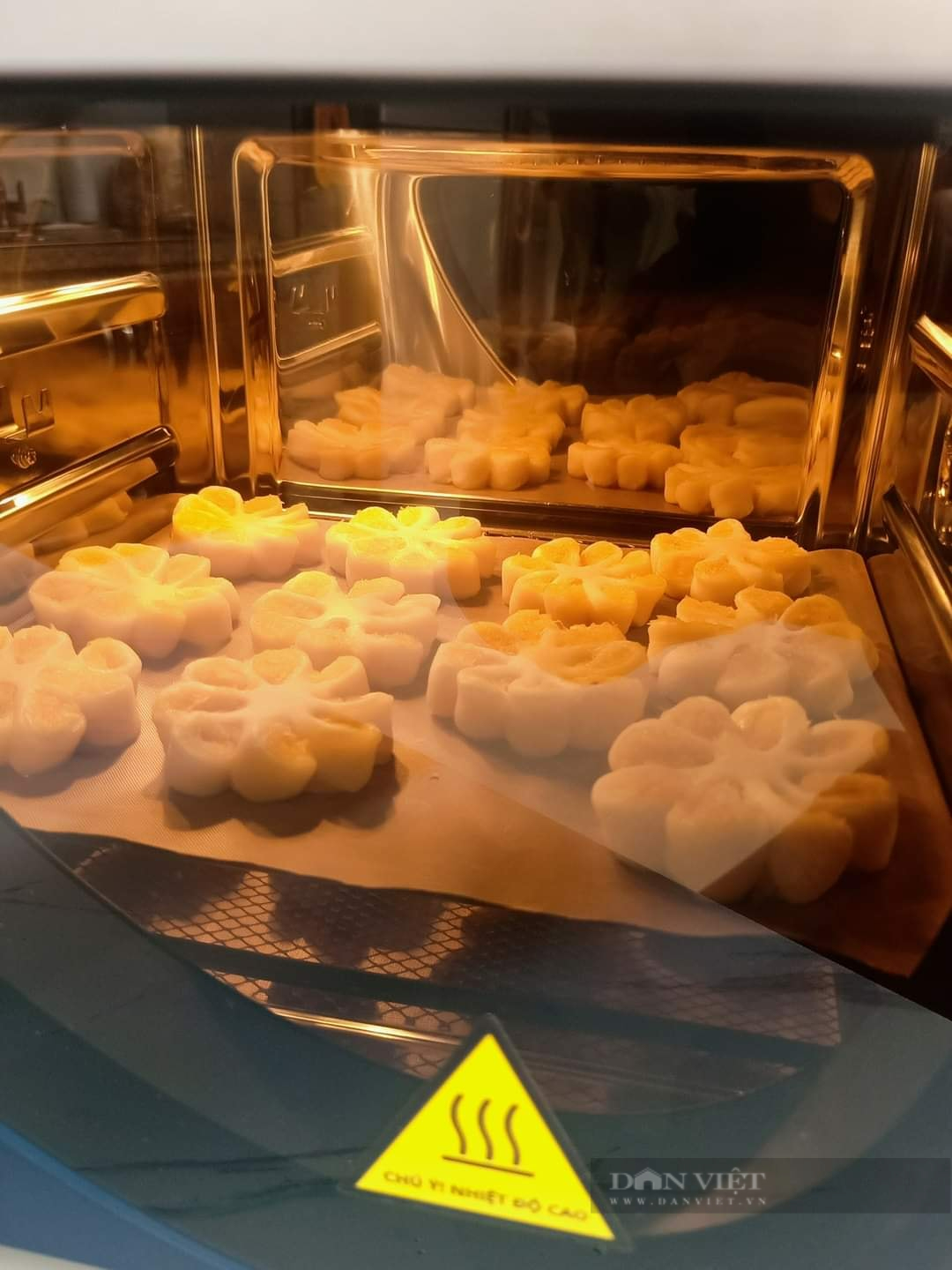 Làm bánh quy hoa mai bằng nồi chiên không dầu rực rỡ đón Tết - Ảnh 8.