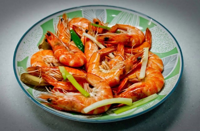 Mua tôm tươi đừng cho vào nồi nước luộc trực tiếp, dùng cách này tôm ngọt lại không mất vị - Ảnh 3.