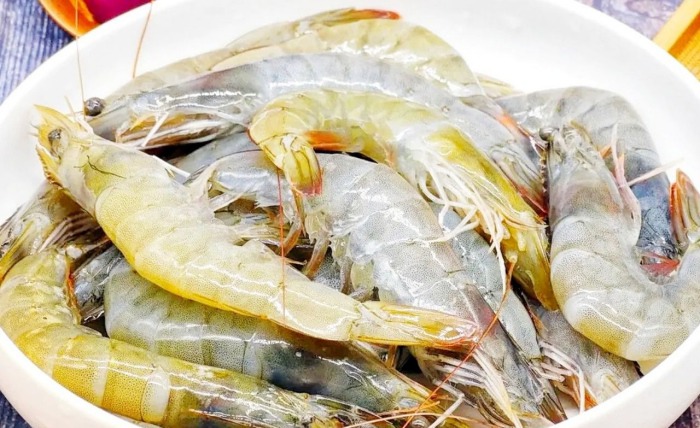 Mua tôm tươi đừng cho vào nồi nước luộc trực tiếp, dùng cách này tôm ngọt lại không mất vị - Ảnh 2.