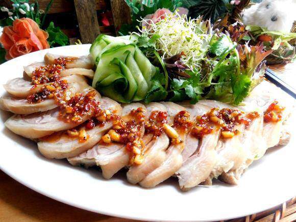 Luộc thịt heo nên quấn chặt hay để tự nhiên, đầu bếp chỉ kinh nghiệm này - Ảnh 1.