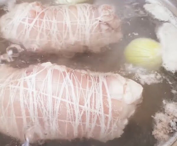 Luộc thịt heo nên quấn chặt hay để tự nhiên, đầu bếp chỉ kinh nghiệm này - Ảnh 3.