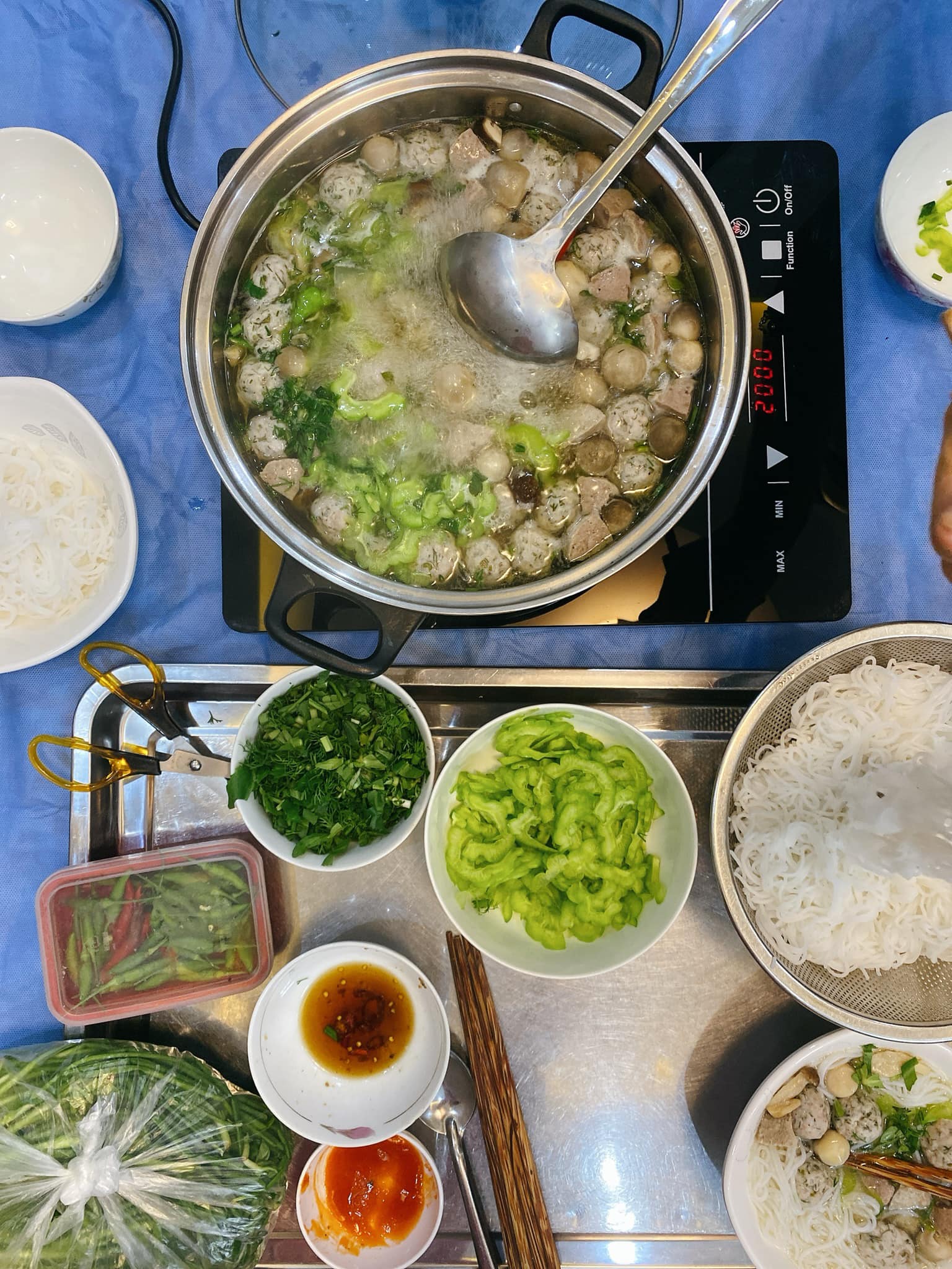 Lạ miệng với lẩu cá thác lác khổ qua cho ngày mùa đông lạnh - Ảnh 1. Lạ miệng với lẩu cá thác lác khổ qua cho ngày mùa đông lạnh - Ảnh 1.