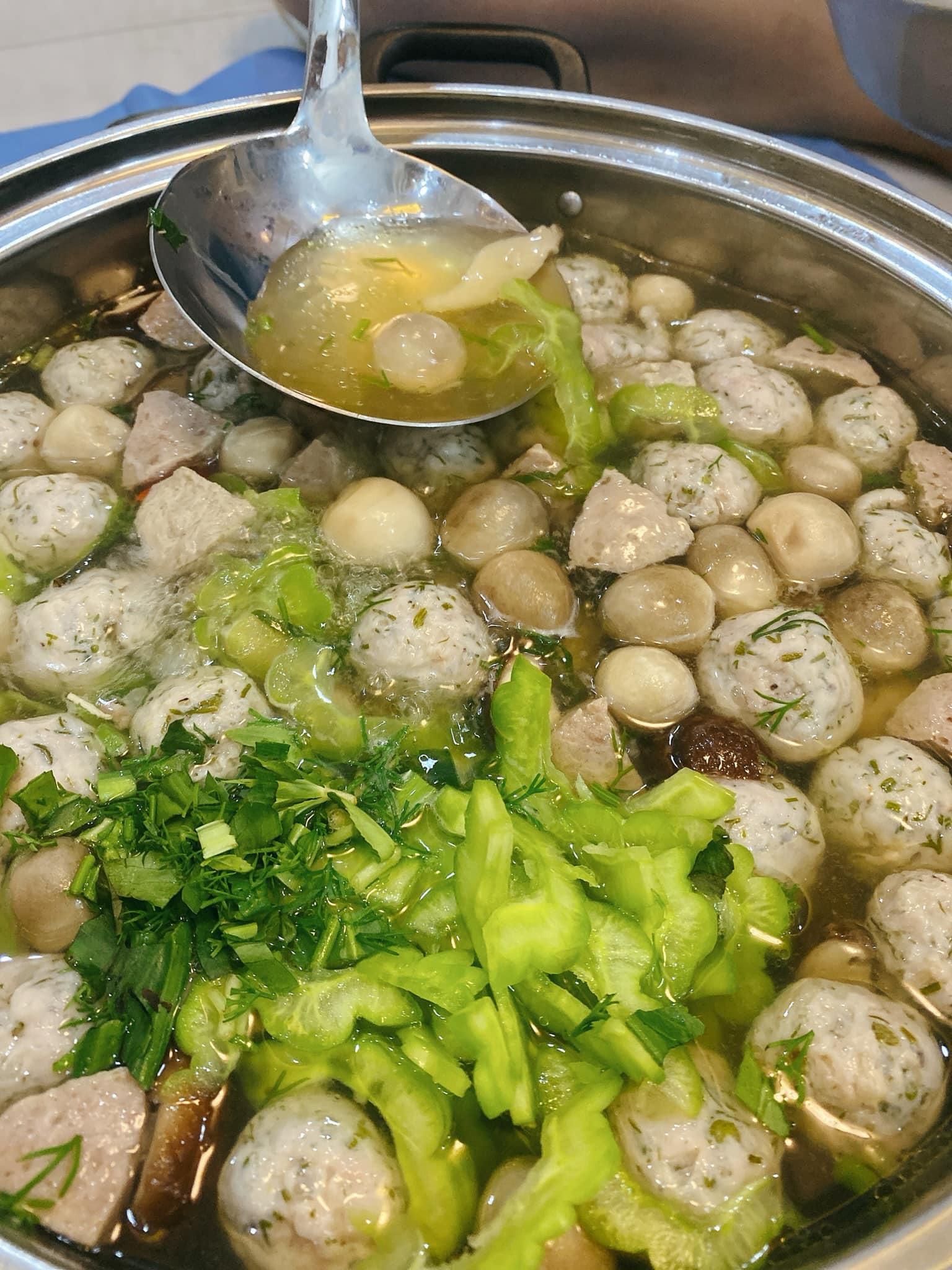 Lạ miệng với lẩu cá thác lác khổ qua cho ngày mùa đông lạnh - Ảnh 2. Lạ miệng với lẩu cá thác lác khổ qua cho ngày mùa đông lạnh - Ảnh 2.