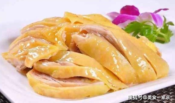 Luộc gà bằng nước nóng hay nước lạnh? Làm sai bảo sao gà không thơm, mềm - Ảnh 3. Luộc gà bằng nước nóng hay nước lạnh? Làm sai bảo sao gà không thơm, mềm - Ảnh 3.