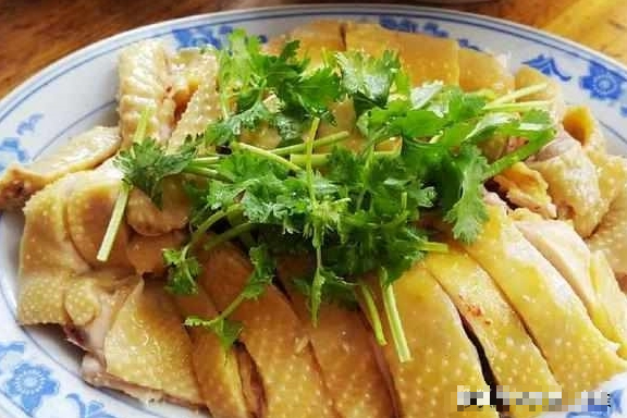 Luộc gà bằng nước nóng hay nước lạnh? Làm sai bảo sao gà không thơm, mềm - Ảnh 4. Luộc gà bằng nước nóng hay nước lạnh? Làm sai bảo sao gà không thơm, mềm - Ảnh 4.