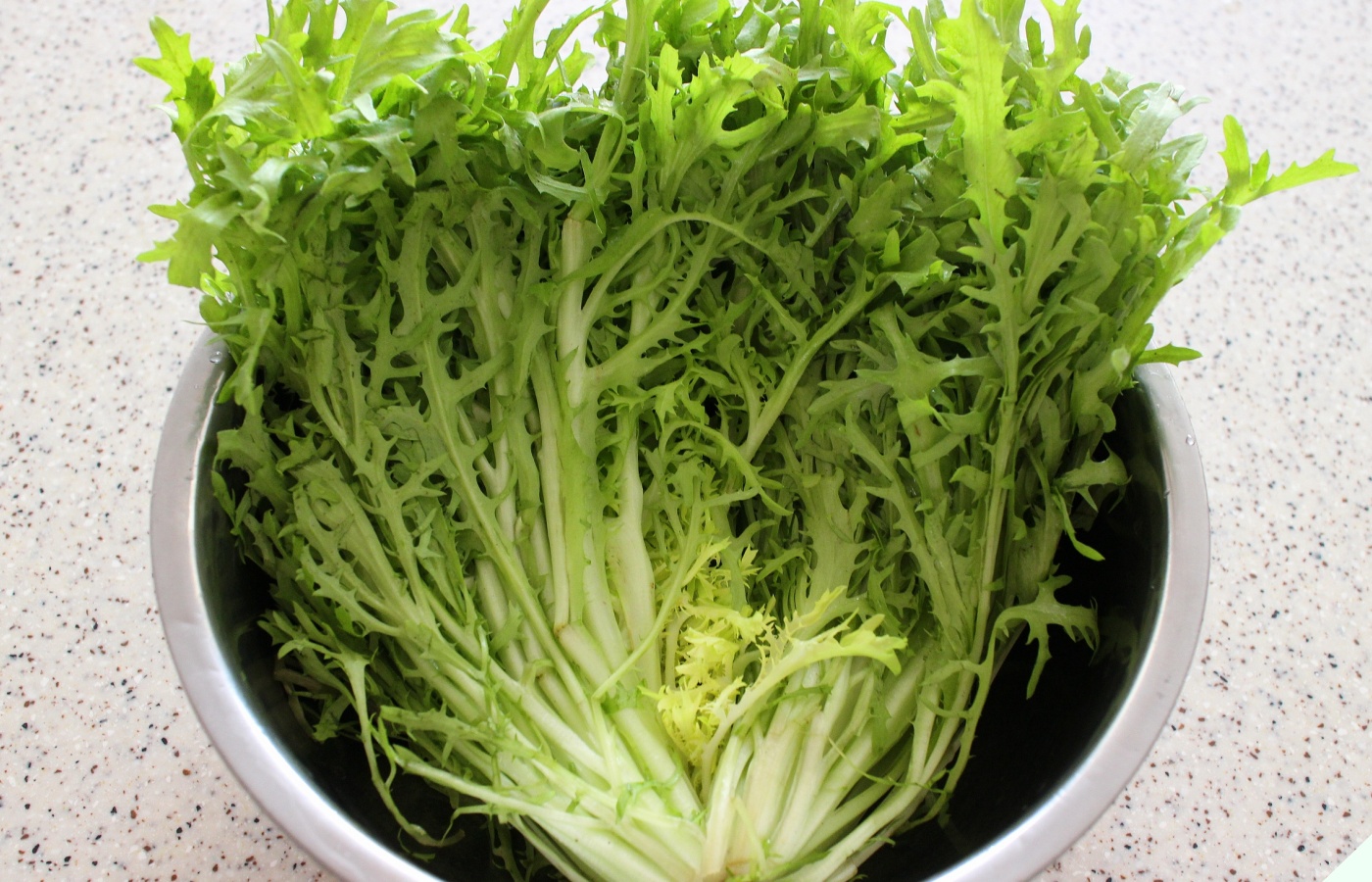 Gặp loại rau là “thảo mộc đường ruột” mua về làm ngay món này cho cả nhà, vừa dưỡng gan, bổ mắt  - Ảnh 2.