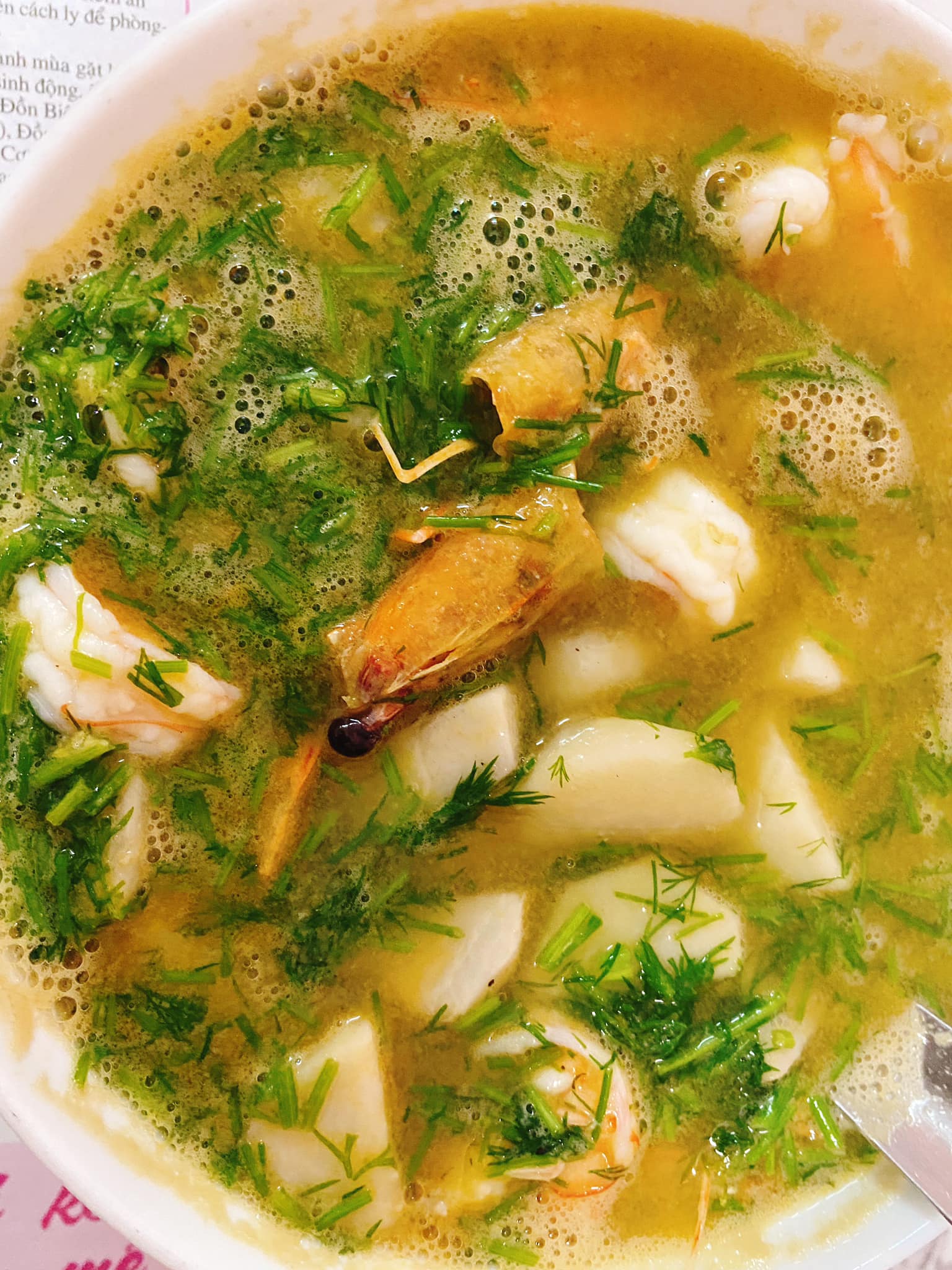 Để nấu canh khoai sọ và tôm tươi ngon, không thể thiếu loại rau gia vị này - Ảnh 3.