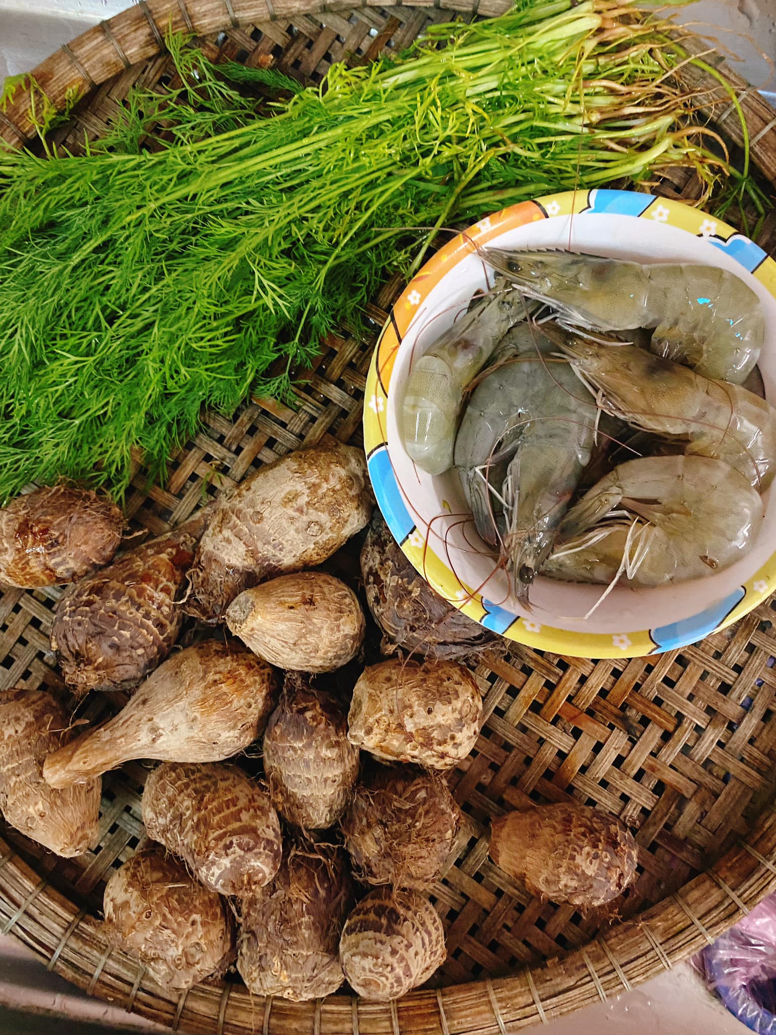 Để nấu canh khoai sọ và tôm tươi ngon, không thể thiếu loại rau gia vị này - Ảnh 2.