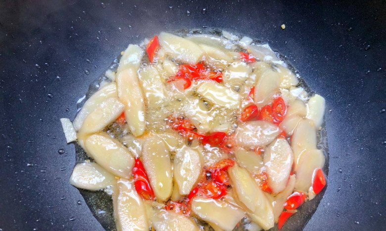 Cả con gà chỉ có 1 cái được ví như đông trùng hạ thảo, đem nấu kiểu này ngon giòn cả đĩa đầy cũng hết - Ảnh 2. Cả con gà chỉ có 1 cái được ví như đông trùng hạ thảo, đem nấu kiểu này ngon giòn cả đĩa đầy cũng hết - Ảnh 2.