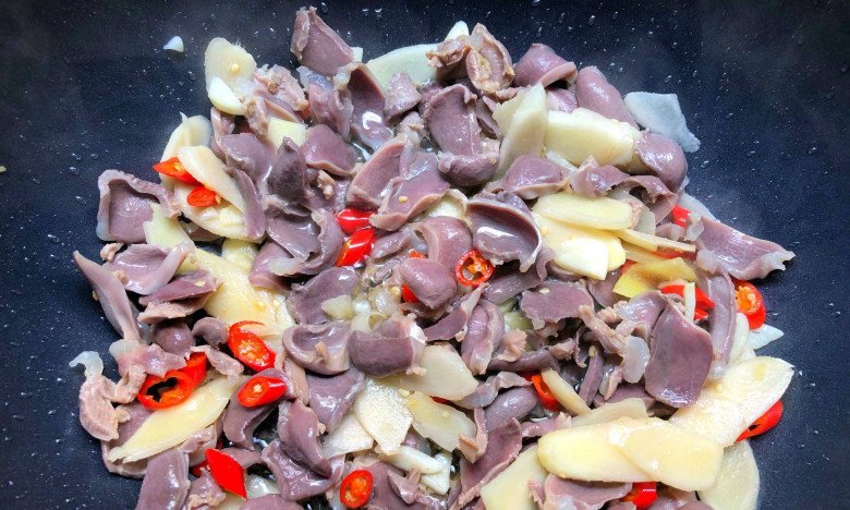 Cả con gà chỉ có 1 cái được ví như đông trùng hạ thảo, đem nấu kiểu này ngon giòn cả đĩa đầy cũng hết - Ảnh 3. Cả con gà chỉ có 1 cái được ví như đông trùng hạ thảo, đem nấu kiểu này ngon giòn cả đĩa đầy cũng hết - Ảnh 3.
