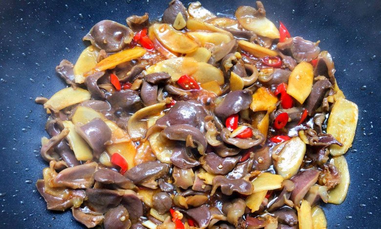Cả con gà chỉ có 1 cái được ví như đông trùng hạ thảo, đem nấu kiểu này ngon giòn cả đĩa đầy cũng hết - Ảnh 4. Cả con gà chỉ có 1 cái được ví như đông trùng hạ thảo, đem nấu kiểu này ngon giòn cả đĩa đầy cũng hết - Ảnh 4.
