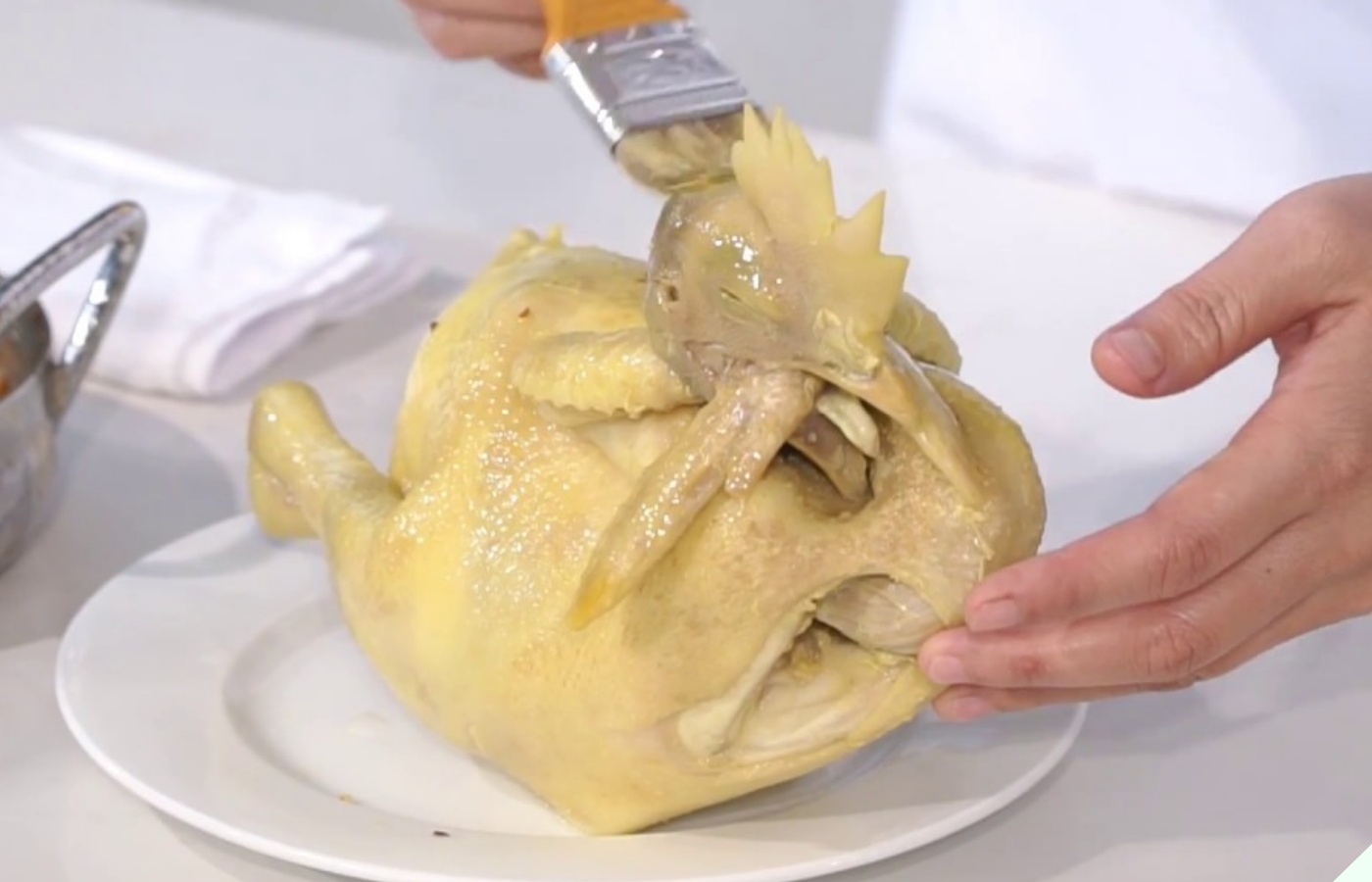 Khi luộc gà chỉ cần thêm 1 thứ này thịt gà thơm, da vàng giòn, đậm vị hơn rất nhiều - Ảnh 8.