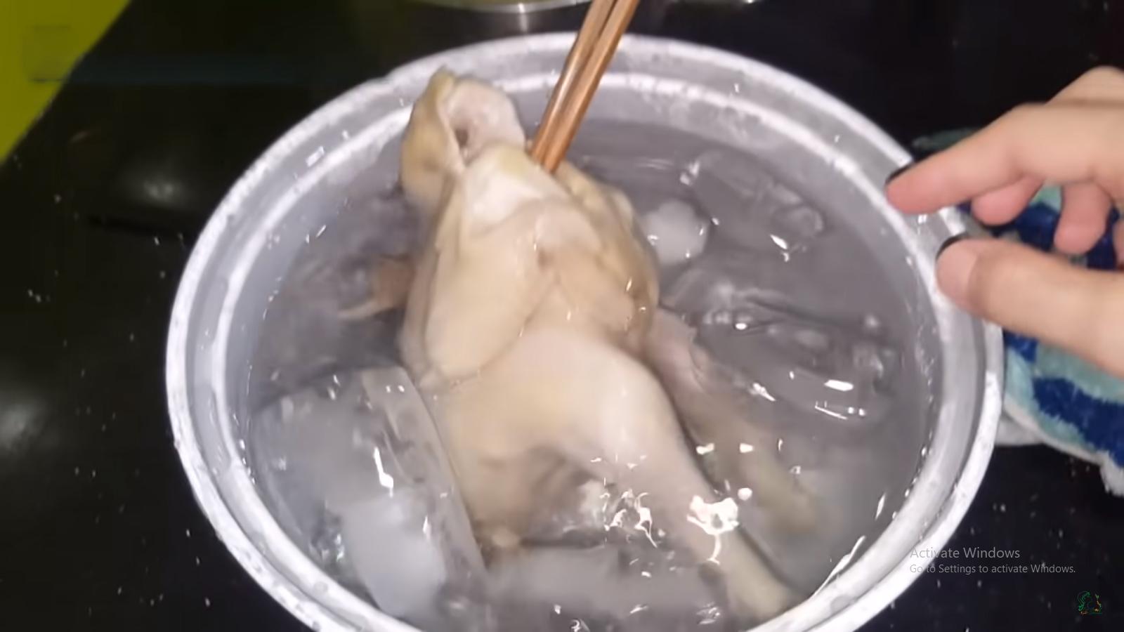 Khi luộc gà chỉ cần thêm 1 thứ này thịt gà thơm, da vàng giòn, đậm vị hơn rất nhiều - Ảnh 5.