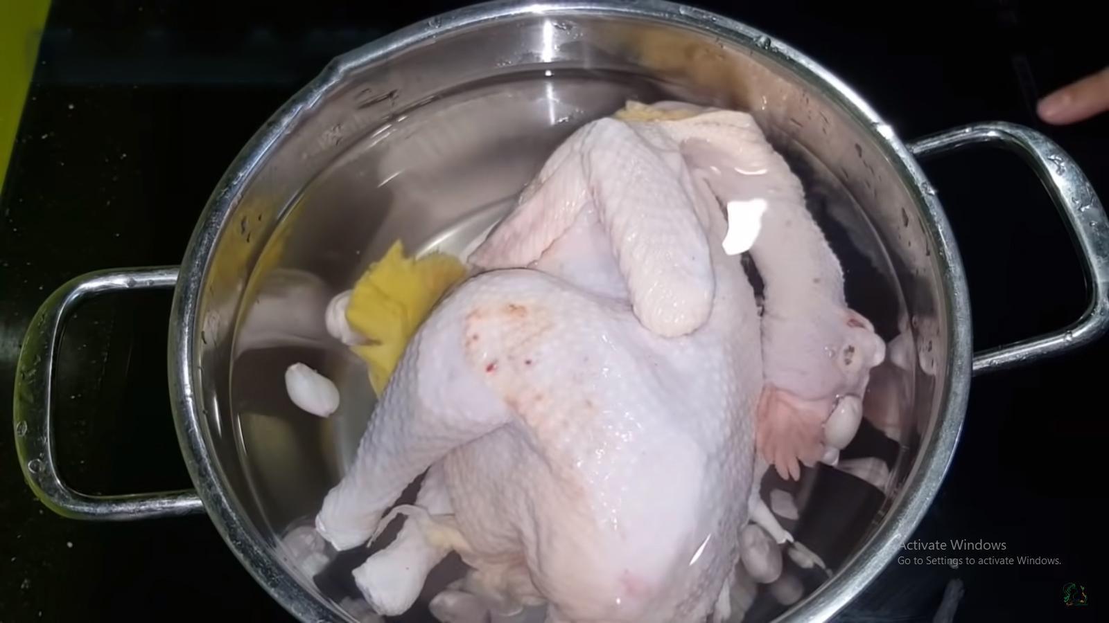 Khi luộc gà chỉ cần thêm 1 thứ này thịt gà thơm, da vàng giòn, đậm vị hơn rất nhiều - Ảnh 3.