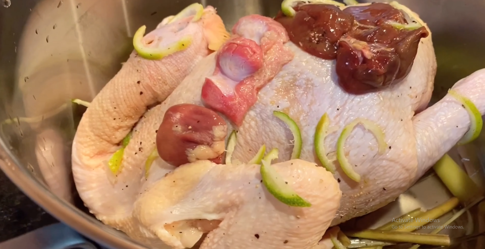 Khi luộc gà chỉ cần thêm 1 thứ này thịt gà thơm, da vàng giòn, đậm vị hơn rất nhiều - Ảnh 2.