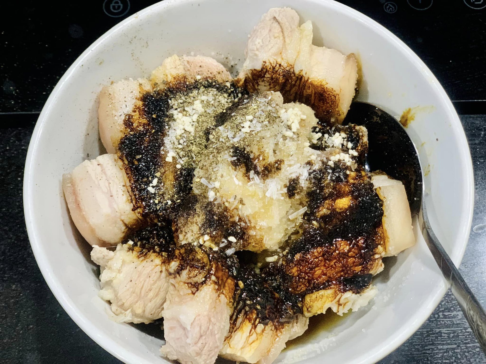 Khi kho thịt heo, nhất định phải làm bước này để khử mùi và dễ thấm gia vị - Ảnh 7.