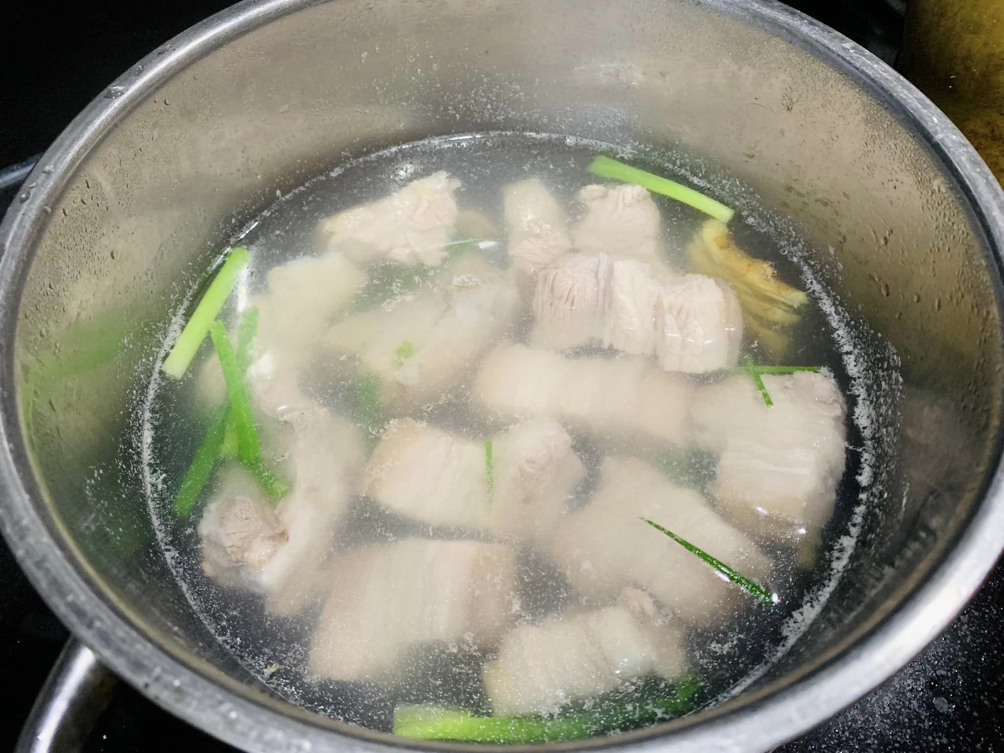 Khi kho thịt heo, nhất định phải làm bước này để khử mùi và dễ thấm gia vị - Ảnh 5.