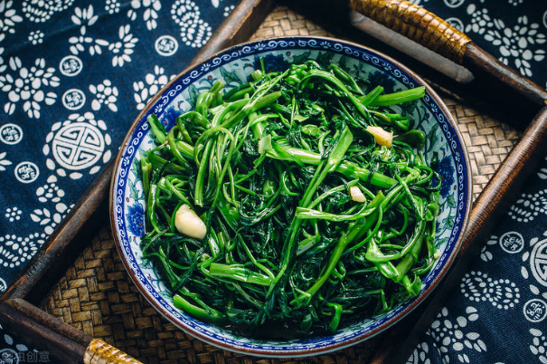 Xào rau cho ngay vào chảo là sai, làm thêm bước này rau xanh bóng, giòn ngon - Ảnh 1. Xào rau cho ngay vào chảo là sai, làm thêm bước này rau xanh bóng, giòn ngon - Ảnh 1.