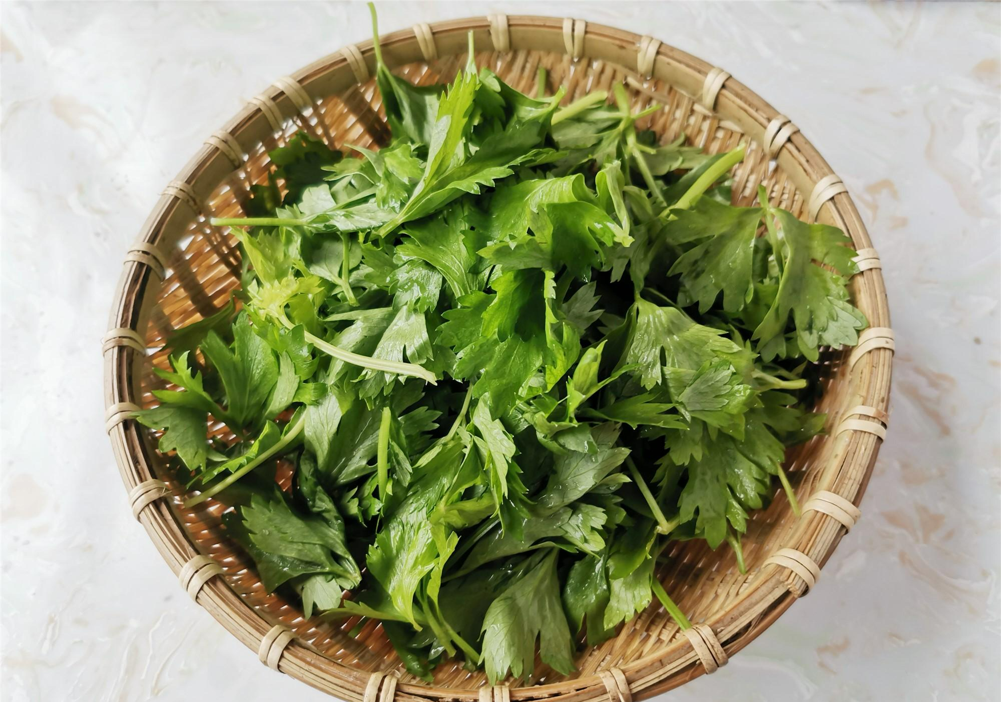 Lá của loại rau này là kẻ thù của ung thư nhưng nhà nào cũng vứt vào thùng rác, nấu lên ăn cực ngon - Ảnh 2.