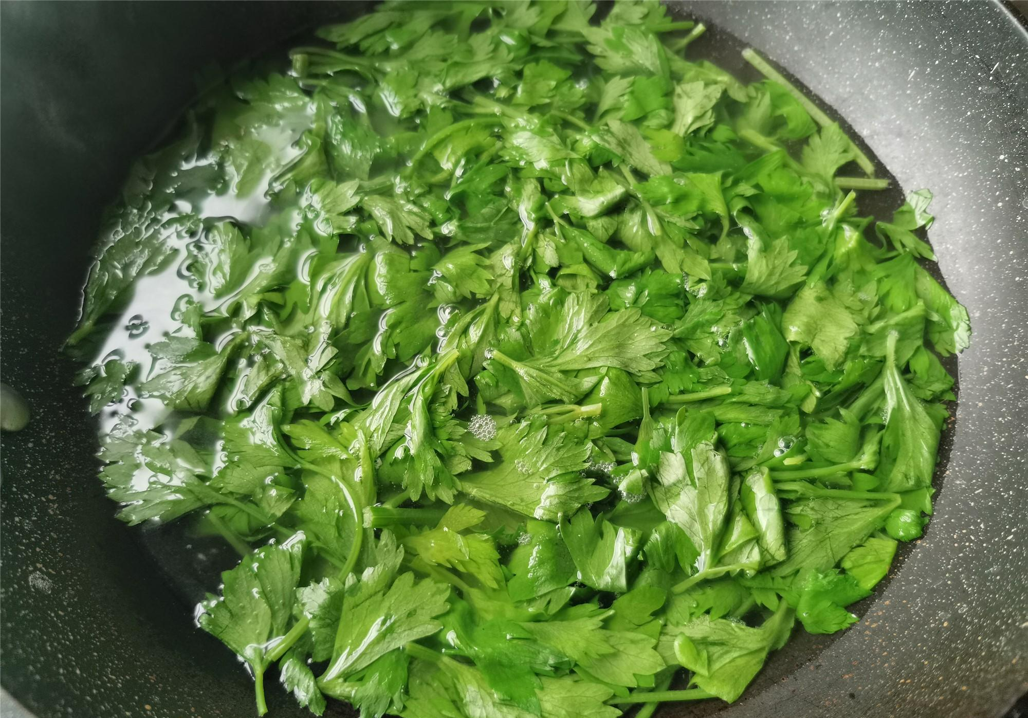 Lá của loại rau này là kẻ thù của ung thư nhưng nhà nào cũng vứt vào thùng rác, nấu lên ăn cực ngon - Ảnh 4.