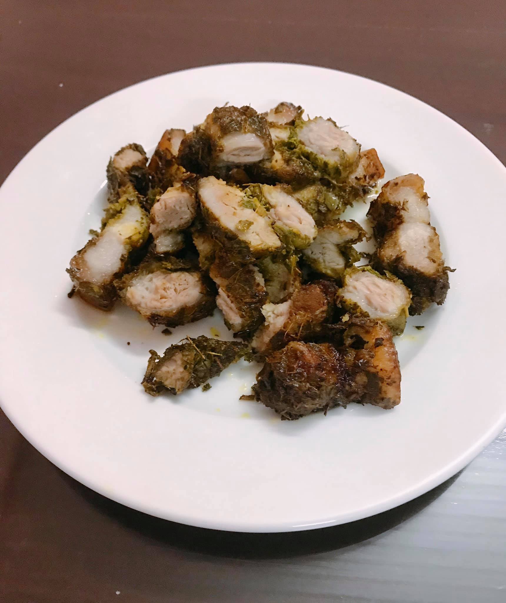 Mách bạn cách làm món thịt ba chỉ nướng lá ổi siêu ngon bằng nồi chiên không dầu - Ảnh 1.