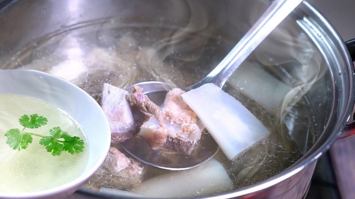 Hầm nước xương đừng tưởng lúc nào cho muối cũng được, nhiều người nêm sai nước xương đục lại hôi - Ảnh 1. Hầm nước xương đừng tưởng lúc nào cho muối cũng được, nhiều người nêm sai nước xương đục lại hôi - Ảnh 1.