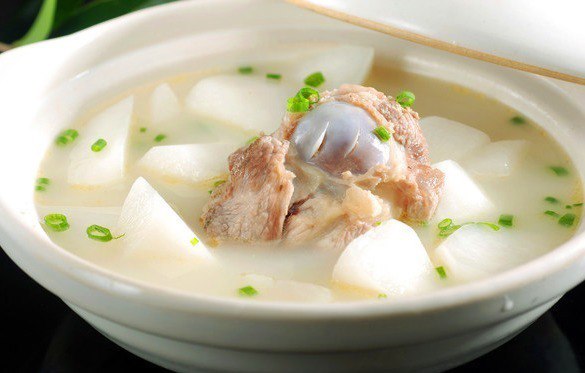 Hầm nước xương đừng tưởng lúc nào cho muối cũng được, nhiều người nêm sai nước xương đục lại hôi - Ảnh 4. Hầm nước xương đừng tưởng lúc nào cho muối cũng được, nhiều người nêm sai nước xương đục lại hôi - Ảnh 4.