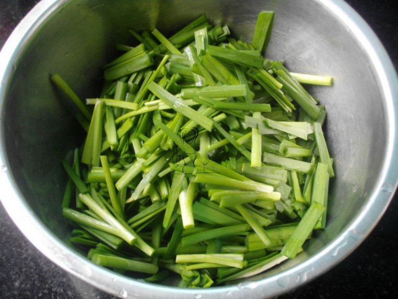 Không cần hành, trứng xào với loại lá rẻ tiền này vừa ngon lại bổ, cực tốt cho sinh lý - Ảnh 1.