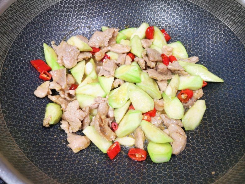 Loại quả giá rẻ bán đầy chợ đem xào thịt vừa ngon lại bổ dưỡng, đẹp da - Ảnh 4.