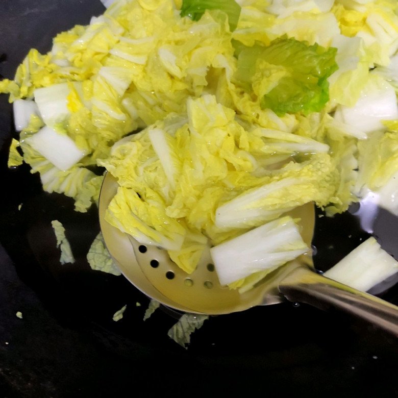 Loại rau là nhà vô địch vitamin C có giá bình dân, ăn mãi chẳng lo béo xào kiểu này cực trôi cơm - Ảnh 3.