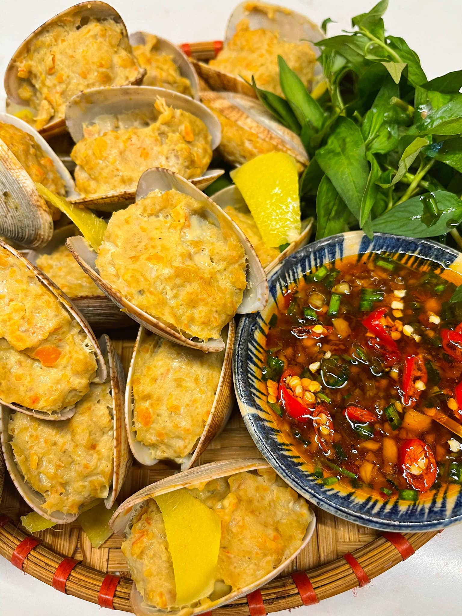 Mách bạn cách làm món ngao nhồi tôm thịt sốt sa tế ngon nuốt lưỡi - Ảnh 3.