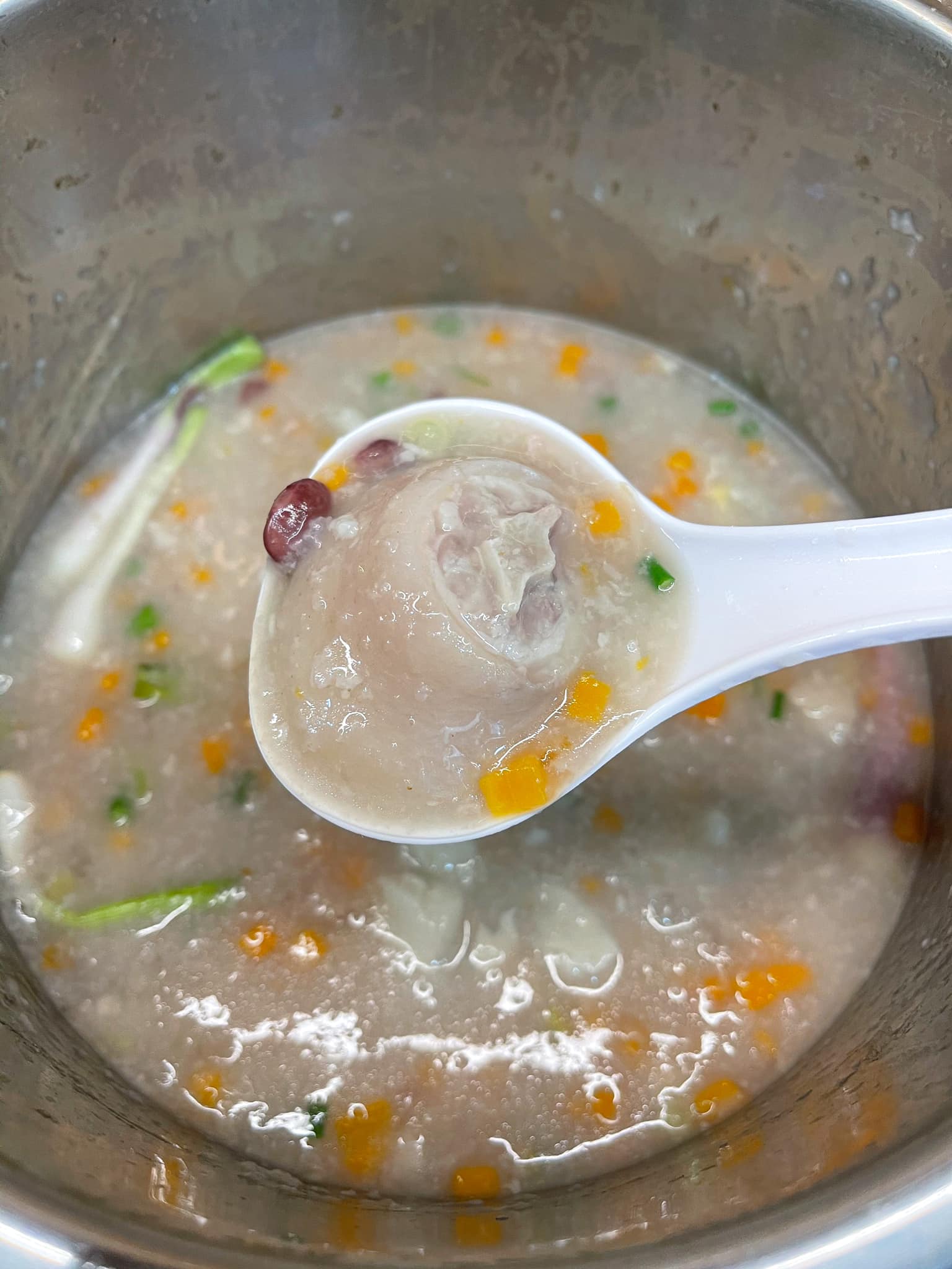 Nấu món cháo bổ dưỡng từ phần tưởng vứt đi của con heo nhờ loại nguyên liệu đặc biệt này - Ảnh 3.