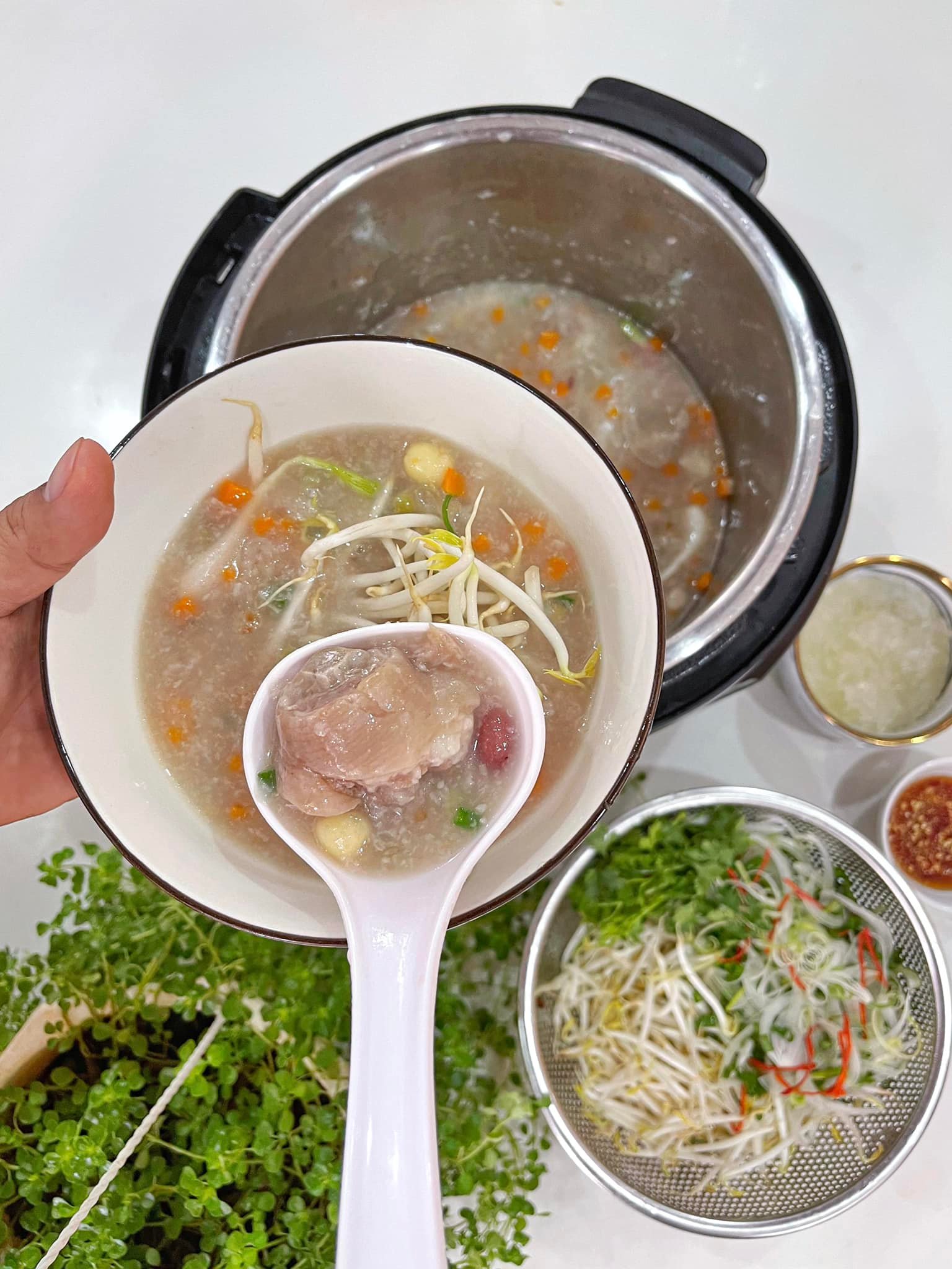 Nấu món cháo bổ dưỡng từ phần tưởng vứt đi của con heo nhờ loại nguyên liệu đặc biệt này - Ảnh 4.