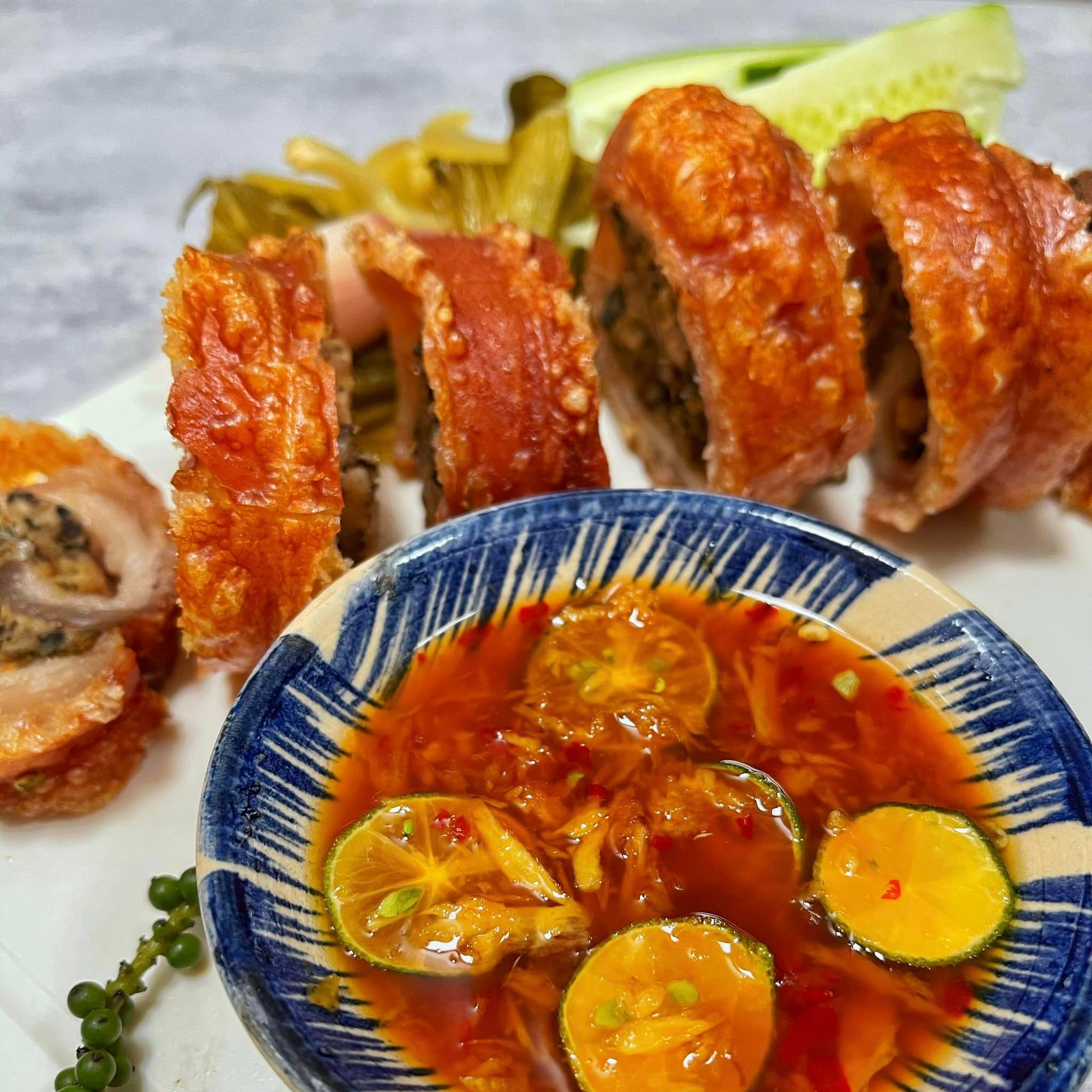 Mách bạn cách làm món bì heo nổ giòn cuộn chả ốc ngon nhức nách - Ảnh 2. Mách bạn cách làm món bì heo nổ giòn cuộn chả ốc ngon nhức nách - Ảnh 2.