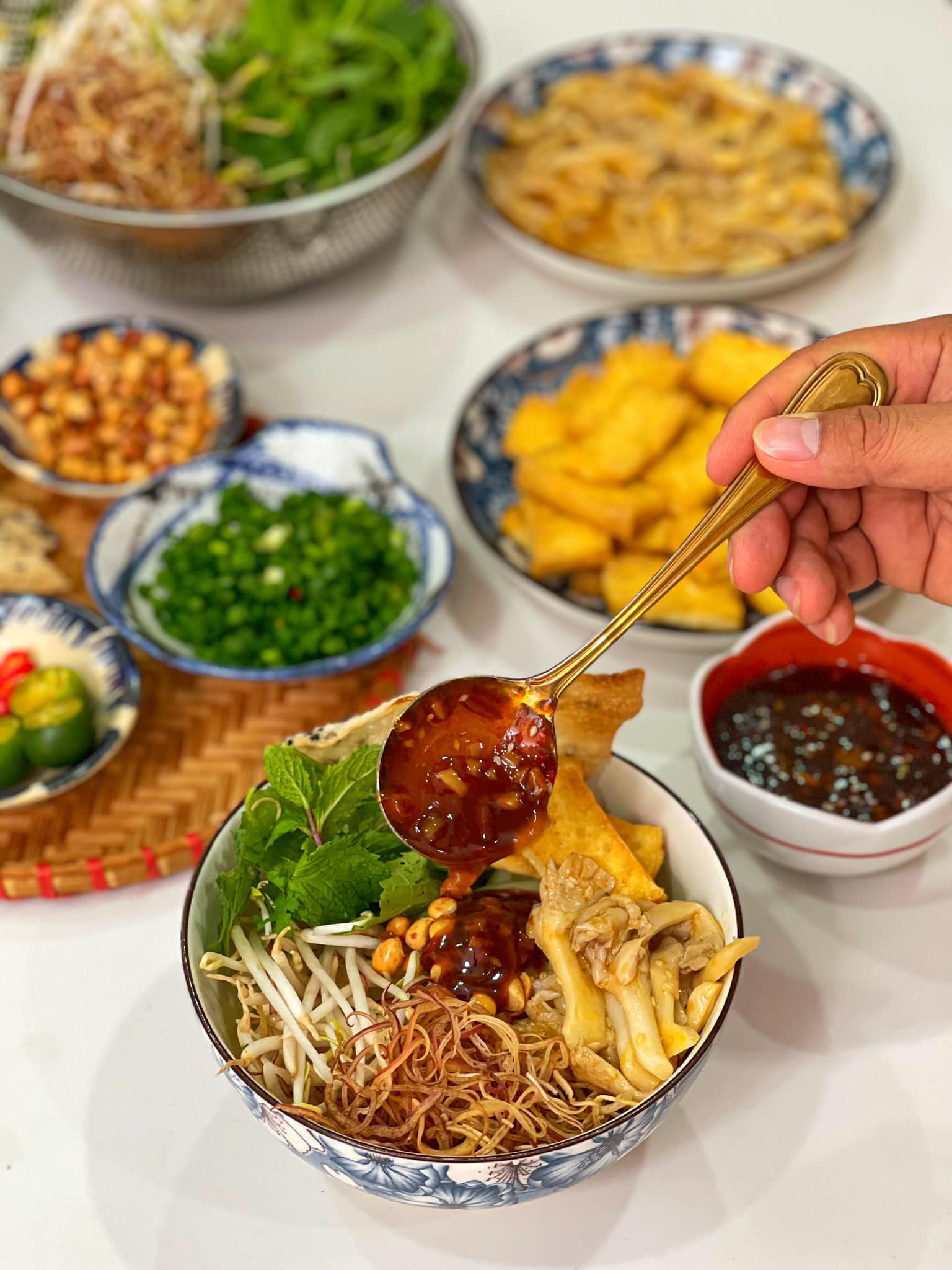 Tuyệt chiêu làm món mì quảng trộn chay lạ miệng cho cả nhà thưởng thức - Ảnh 3.