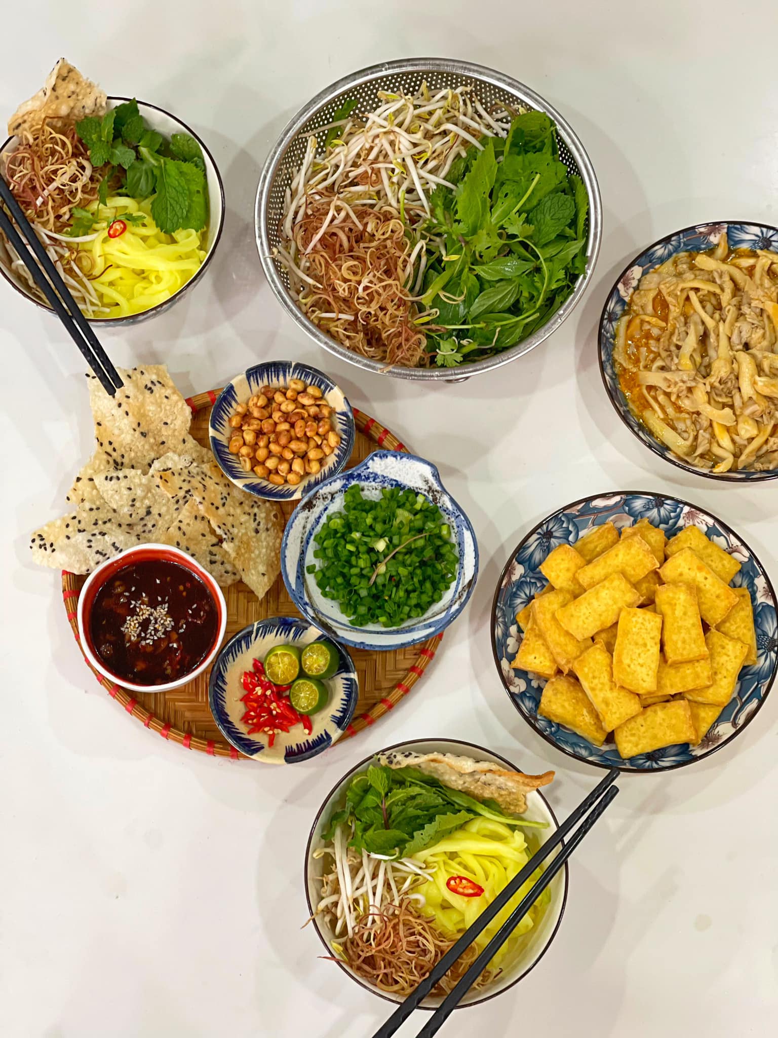 Tuyệt chiêu làm món mì quảng trộn chay lạ miệng cho cả nhà thưởng thức - Ảnh 1.