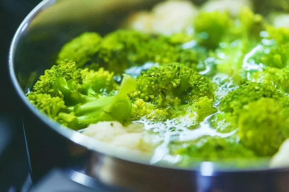 5 loại rau có thể có "độc tố", bác sĩ khuyên nên chần qua trước khi chế biến - Ảnh 1.