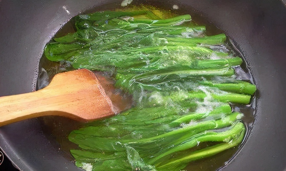 5 loại rau có thể có "độc tố", bác sĩ khuyên nên chần qua trước khi chế biến - Ảnh 3.