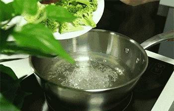 5 loại rau có thể có "độc tố", bác sĩ khuyên nên chần qua trước khi chế biến - Ảnh 2.