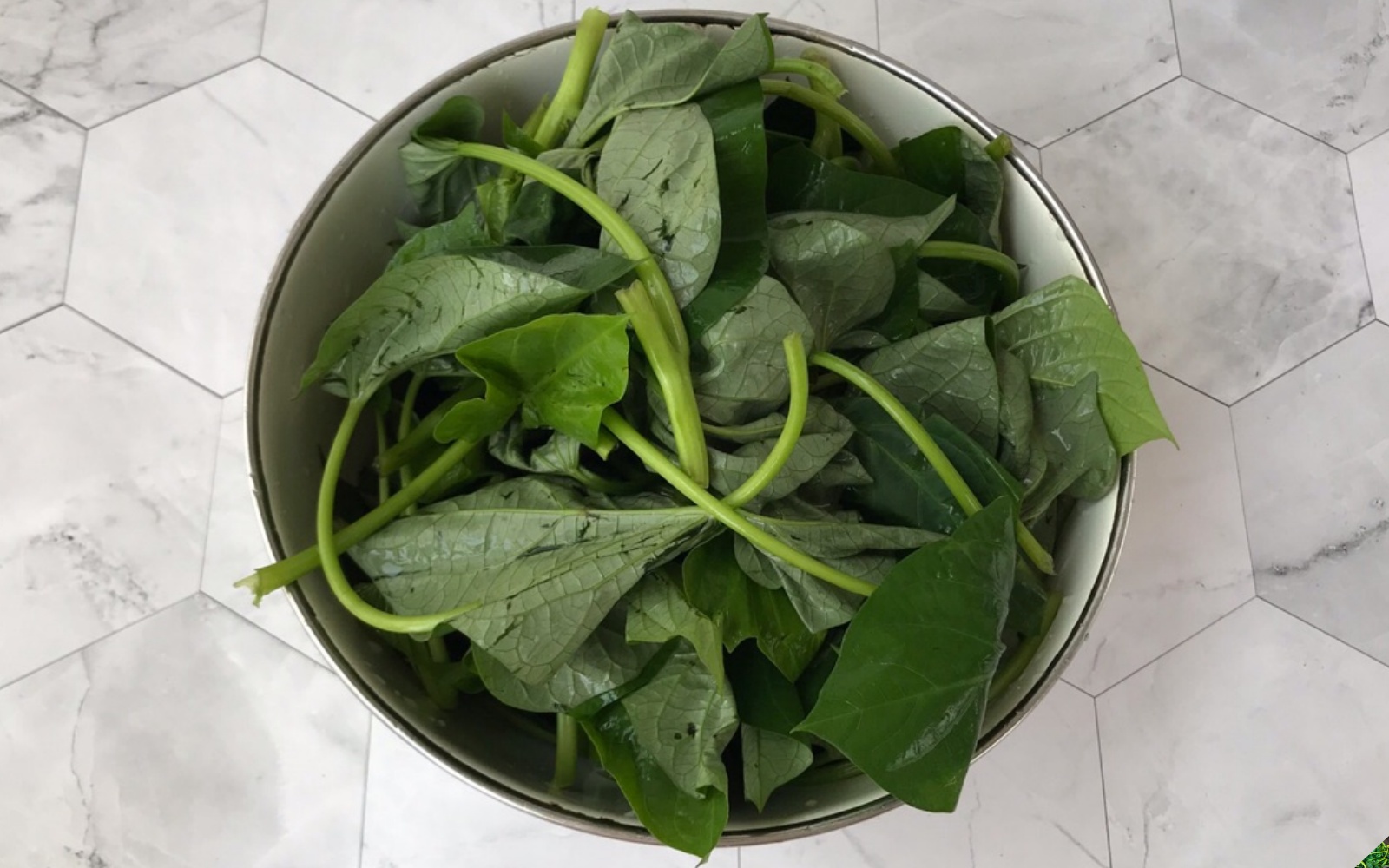 Loại rau xưa chỉ cho lợn hóa ra là rau “trường thọ”, nấu cùng nấm thành món canh đại bổ - Ảnh 2.