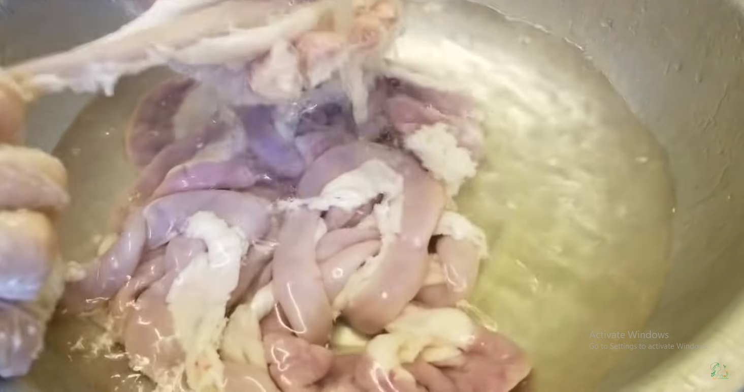 Luộc lòng lợn chỉ cần cho 1 loại gia vị này đảm bảo lòng trắng phau, giòn sần sật “đỉnh” chẳng kém ngoài hàng - Ảnh 8.