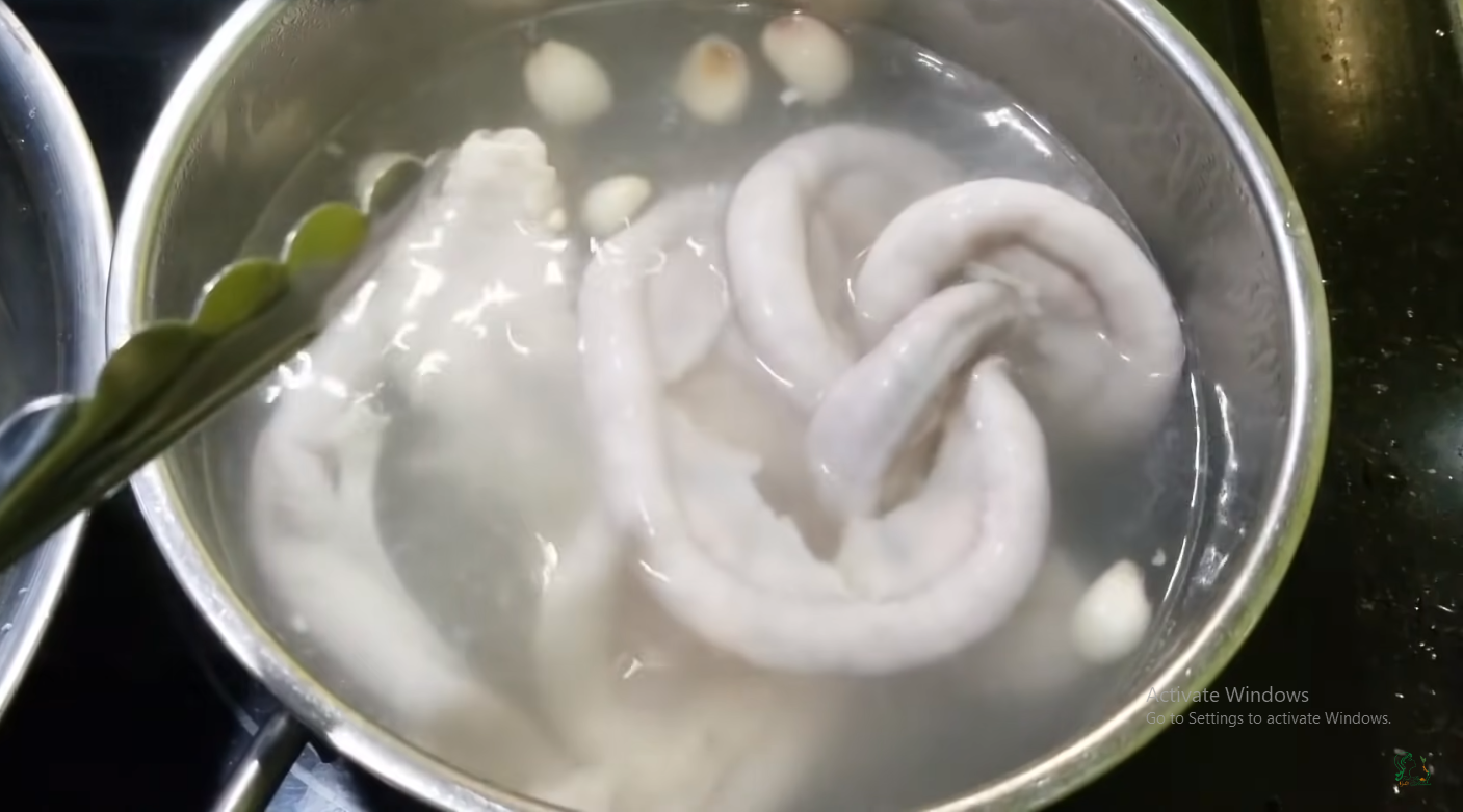 Luộc lòng lợn chỉ cần cho 1 loại gia vị này đảm bảo lòng trắng phau, giòn sần sật “đỉnh” chẳng kém ngoài hàng - Ảnh 13.