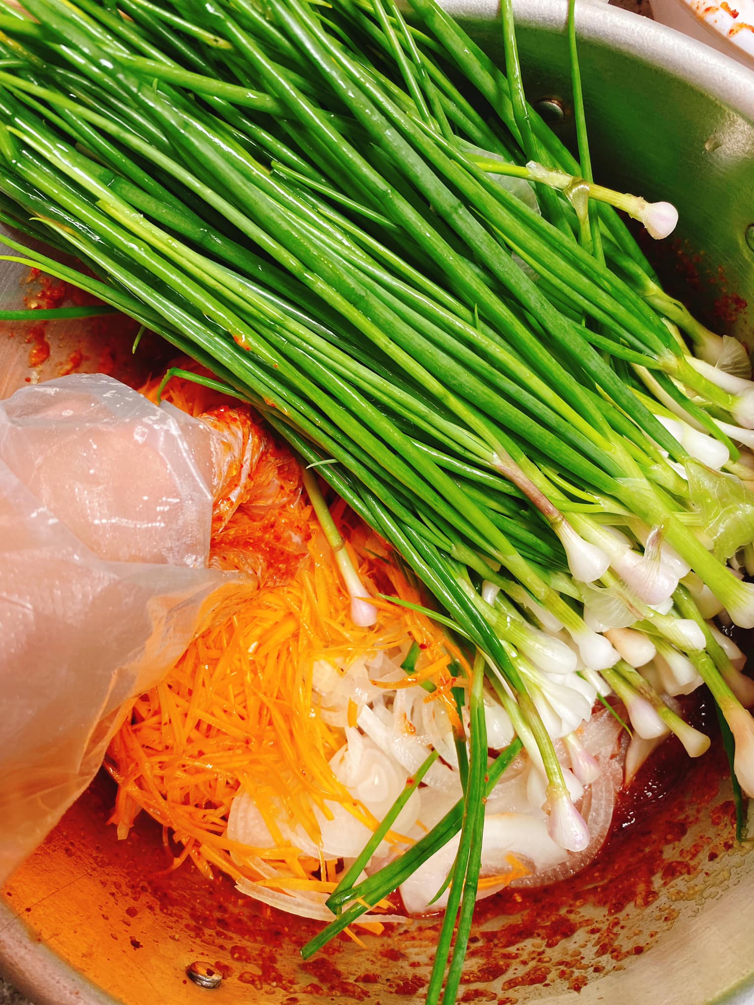 Mách bạn cách làm kim chi hành lá đẹp mắt, không hăng - Ảnh 12.