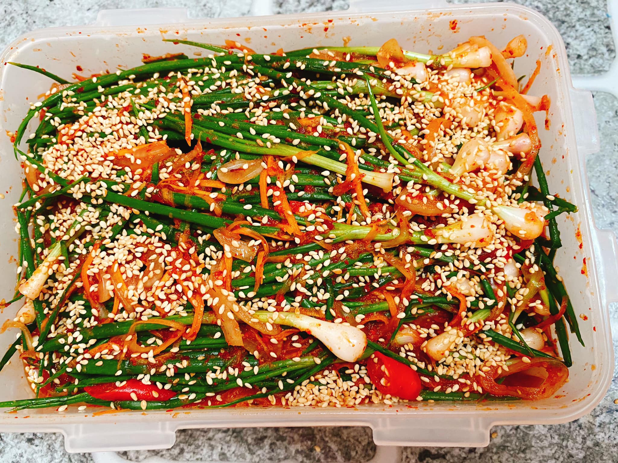 Mách bạn cách làm kim chi hành lá đẹp mắt, không hăng - Ảnh 1.