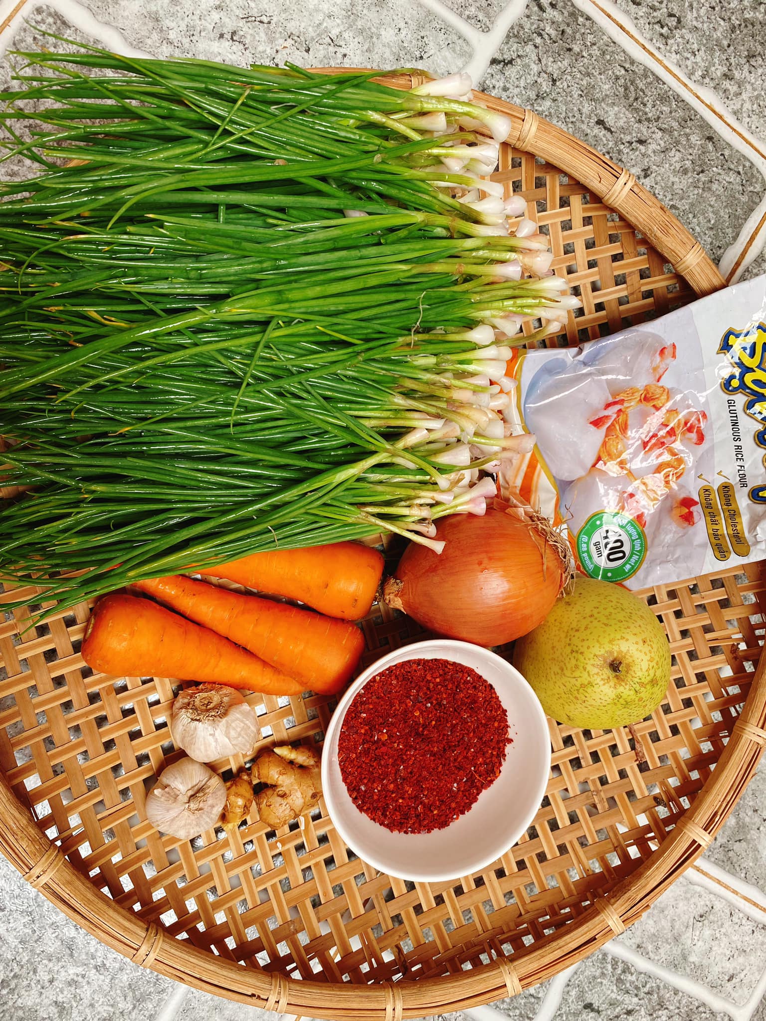 Mách bạn cách làm kim chi hành lá đẹp mắt, không hăng - Ảnh 2.