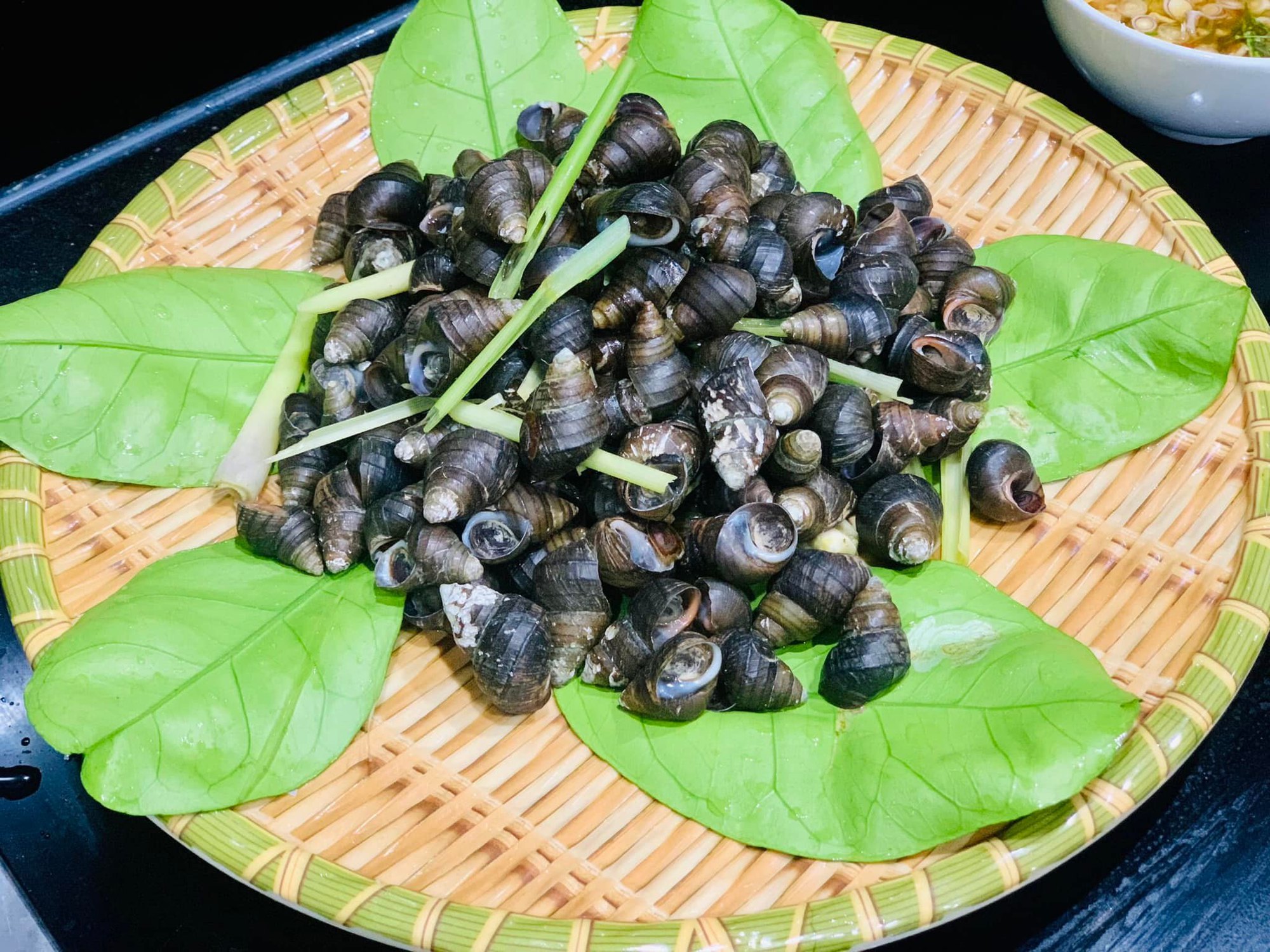 Bí quyết làm món ốc luộc chấm mắm gừng ngon nhức nách - Ảnh 2.