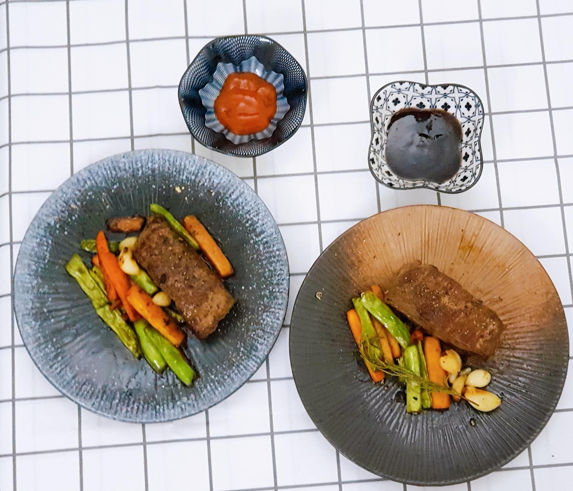 Bí quyết làm bò bít tết bằng chảo thơm mềm như ngoài hàng - Ảnh 1.