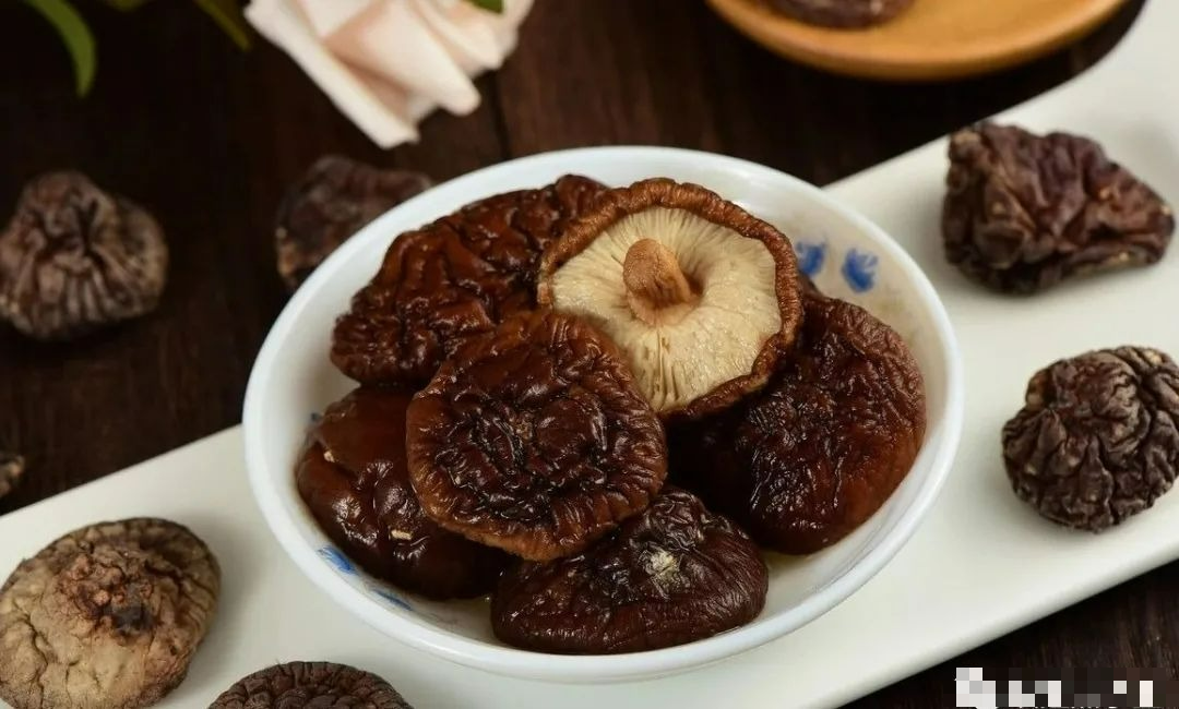 Đừng ngâm nấm hương khô trực tiếp trong nước, thêm gia vị này chỉ 5 phút là nấm mềm, sạch bong - Ảnh 2.